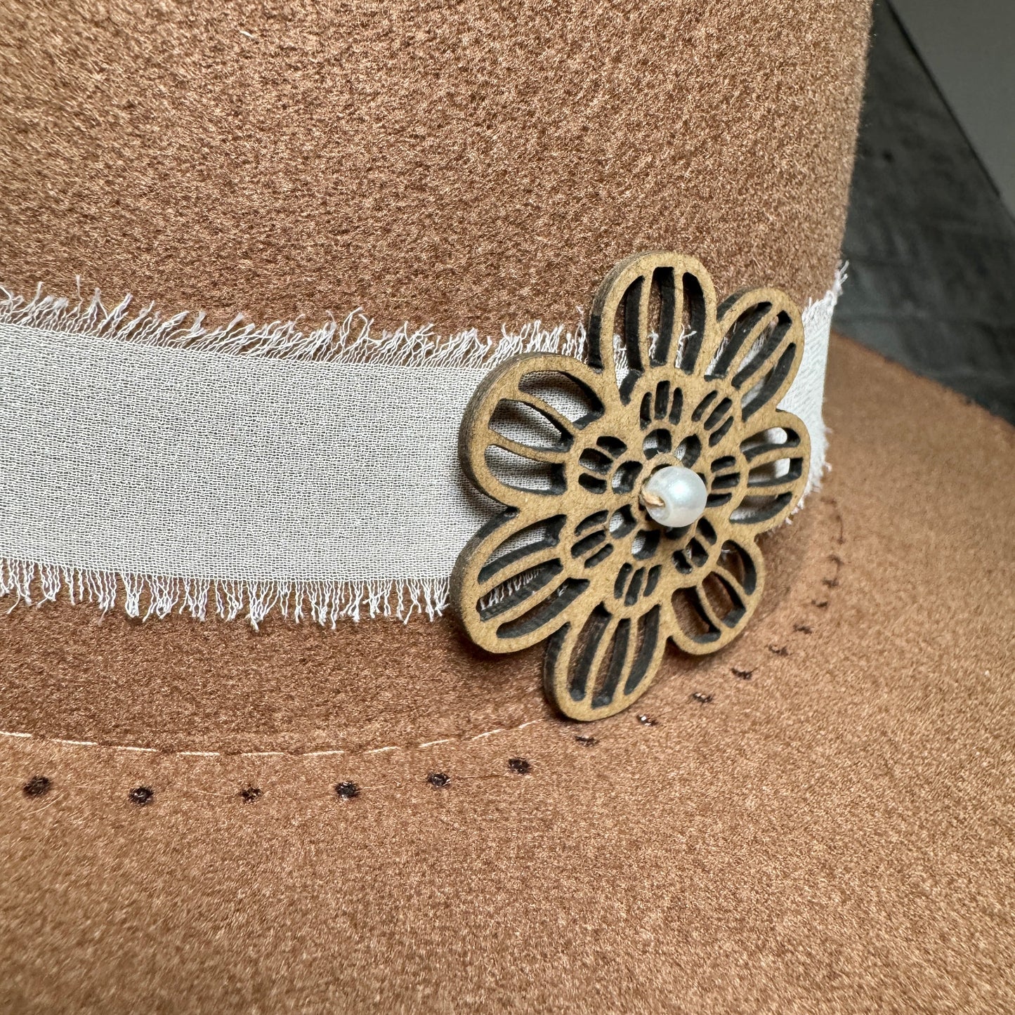 Widebrim - Tan - Pearl/Flower